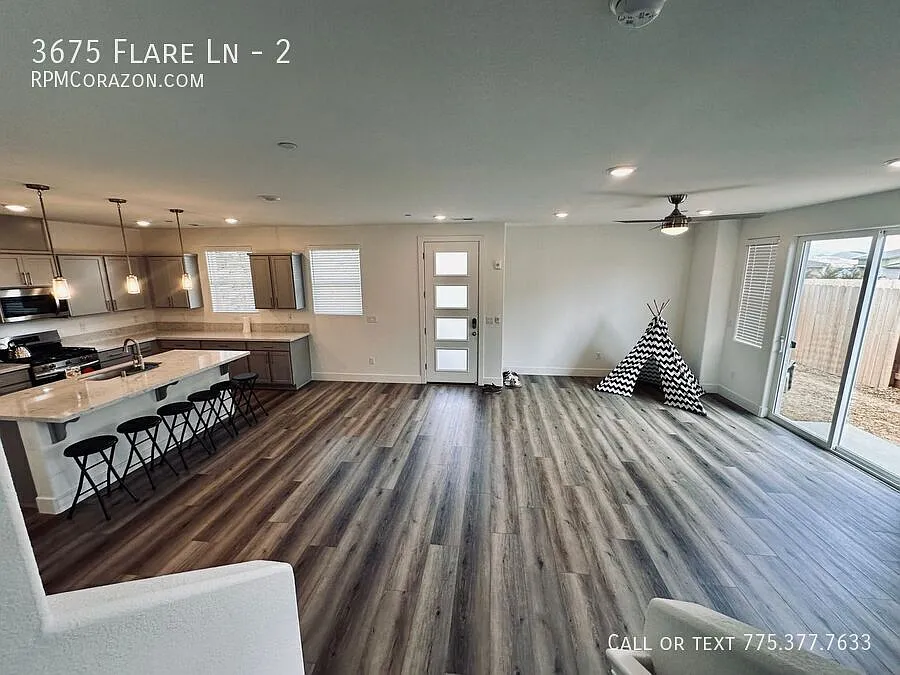 New townhouse in super convenient location! — Photo 4