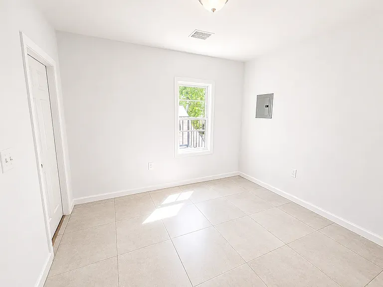 37 Seymour Ave — Photo 6