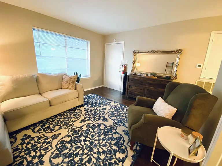 1107 N Locust St — Photo 9