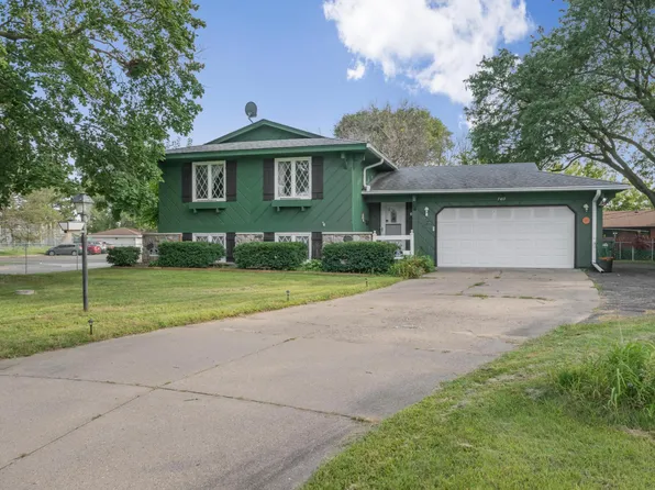 7417 Regent Ave N, Brooklyn Park, MN 55443