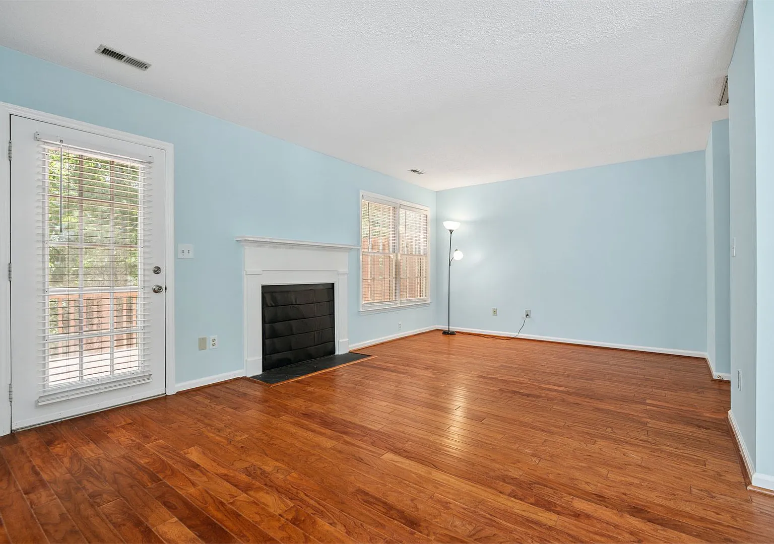 Price Drop + $500 OFF First Month's Rent! Woodcroft End of Unit Townhouse with Large Bedrooms — Photo 4