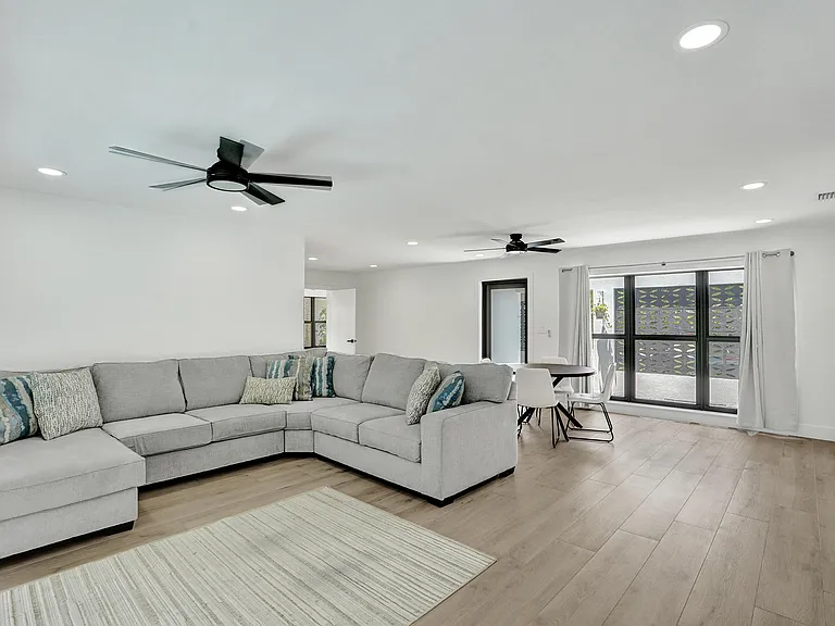 840 SW 3rd St — Photo 10