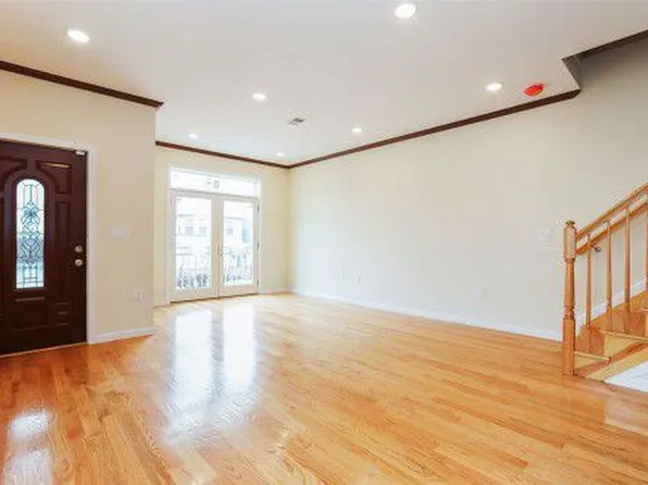 86 Oak St, Bayonne, NJ 07002