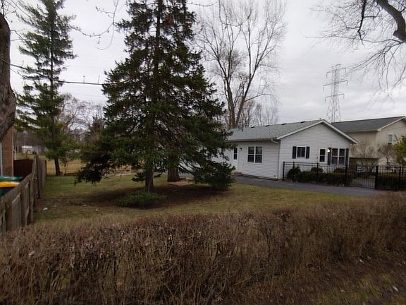 3rd image of 121 W Hawthorne Dr