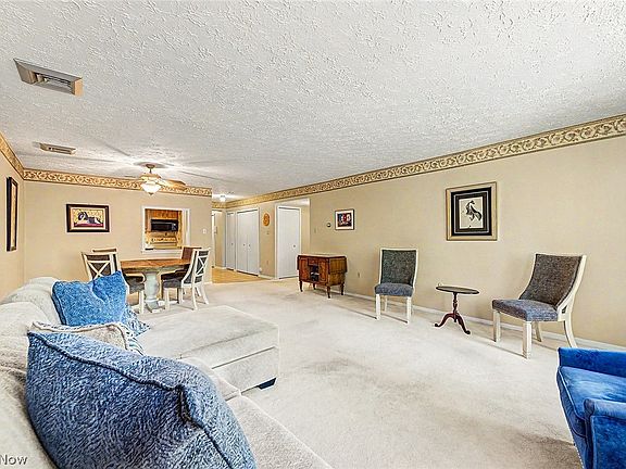 5th image of 924 Memorial Pkwy APT 207