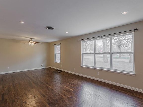 2nd image of 850 Vine St