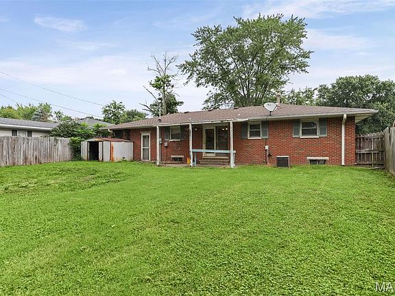 3rd image of 822 Amherst Dr