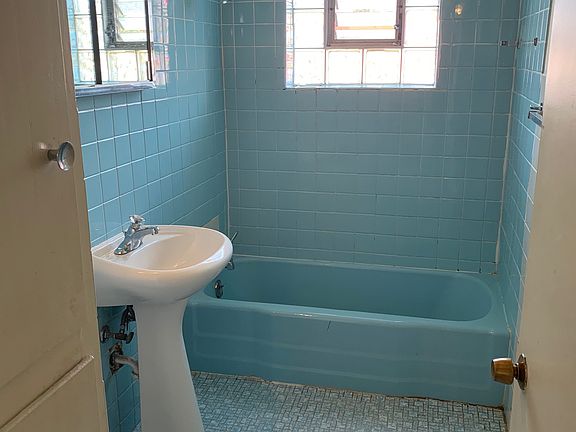 4th image of 1419 N Broadway Ave