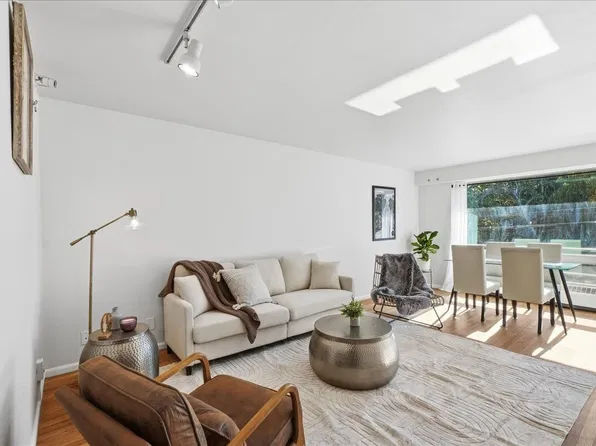 530 W Olympic Place #206, Seattle, WA 98119