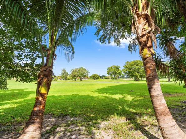 19828 Bobolink Dr, Hialeah, FL 33015