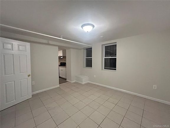 3rd image of 144 Waverly St Floor 1