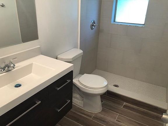 4th image of 5510 Lakewood Circle #524