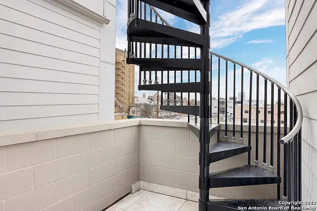 223 W Laurel — Photo 13