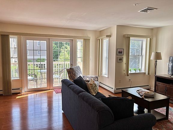 3rd image of 34 Meeting House Ln APT 203