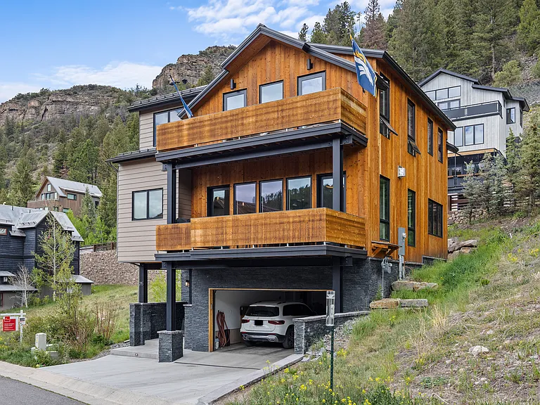 215 S Sunset Ridge Dr — Photo 1