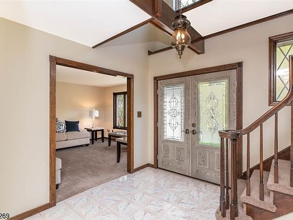 2nd image of 19 Silver Fox Ln