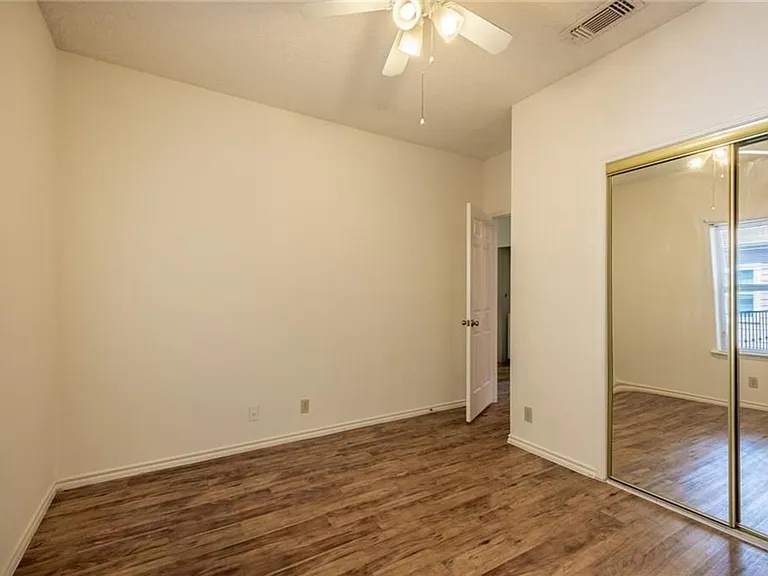 2414 Longview St #302 — Photo 12
