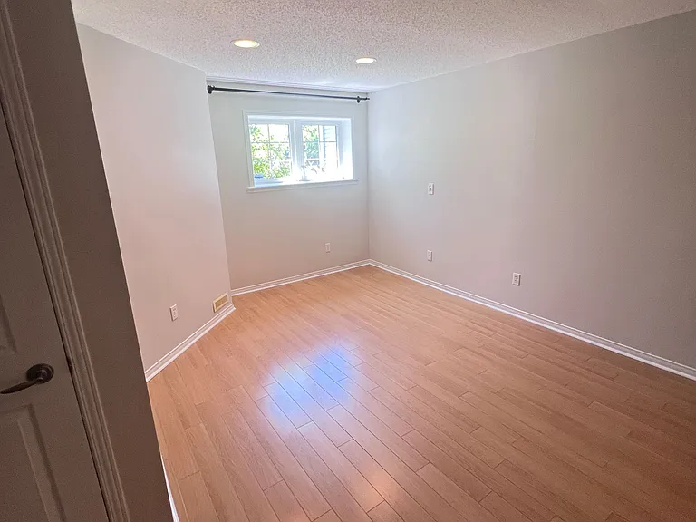 472 Talltree Cres — Photo 25