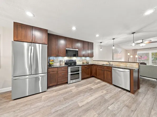 57 Birnamwood Dr, Burnsville, MN 55337