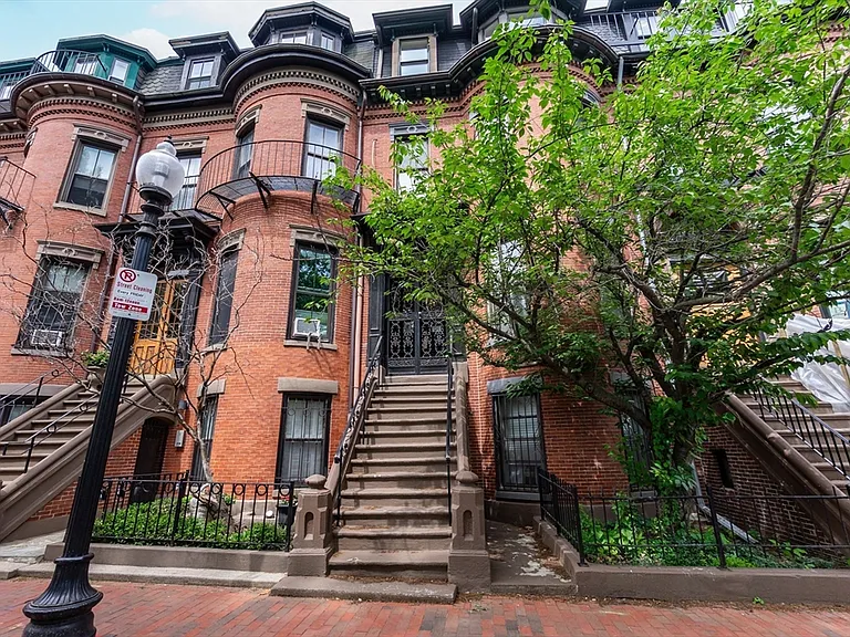 209 W Newton St #1 — Photo 1