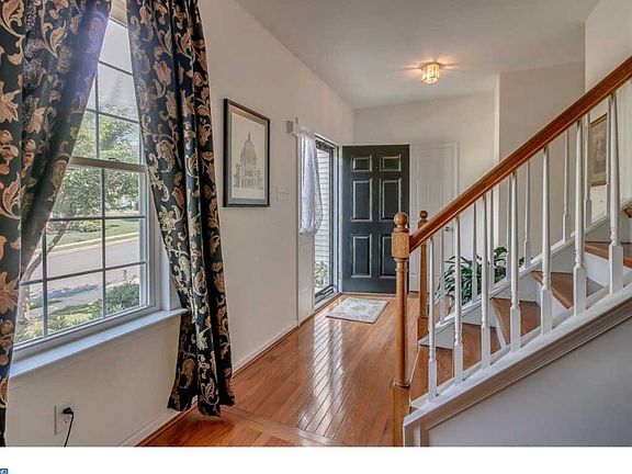 4th image of 405 Highgrove Ln