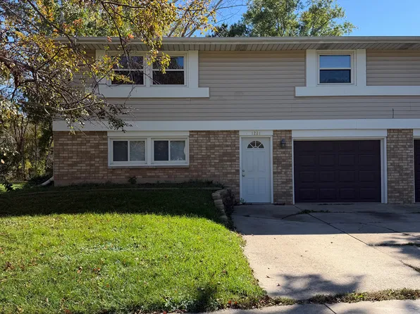 1221 S 6th St, De Pere, WI 54115