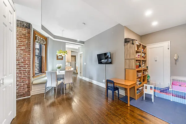 Sold by Compass | media 17