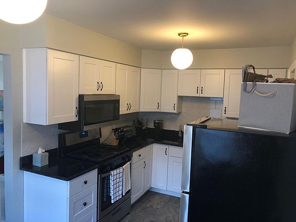 Newly remodeled kitchen in 2020. Gas cooktop, granite countertops, shaker cabinetry, stainless steel appliances and fixtures.
