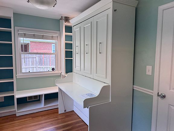 Study or bonus room (desk converts to Murphy bed!)