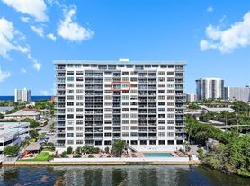 1401 N Riverside Dr