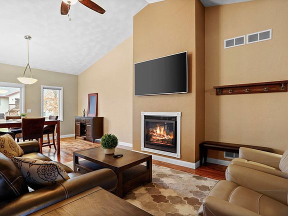 3rd image of 697 Hillside Ct