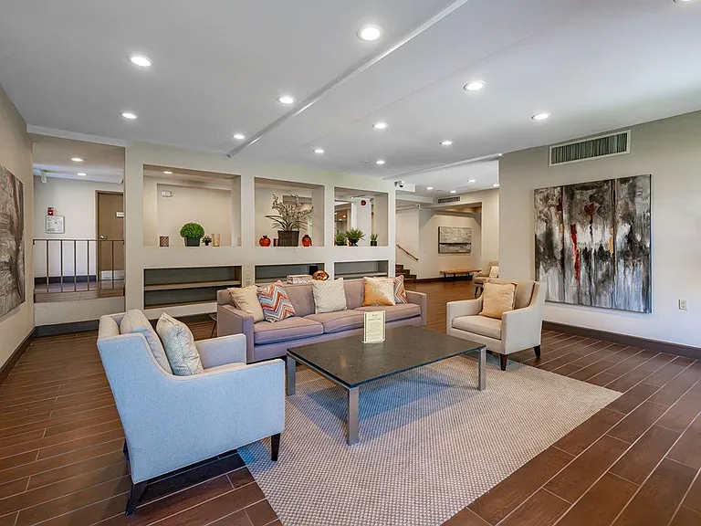 Oak Park Apartments — Photo 9
