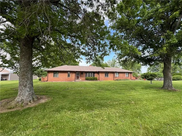 26966 Willow Dr, Paola, KS 66071