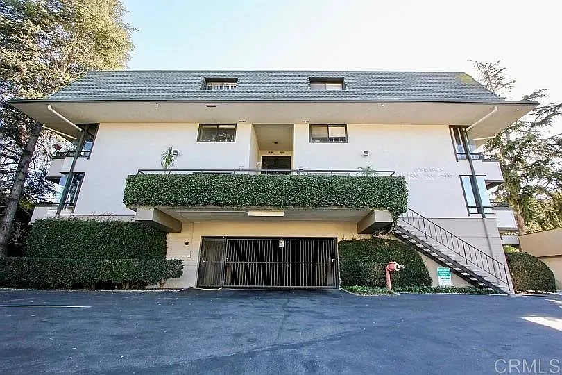 4 bed, 2.5 bath, 2500 sqft, $5,200 — Photo 2
