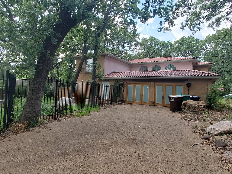 1815 Greenwood Dr — Photo 1