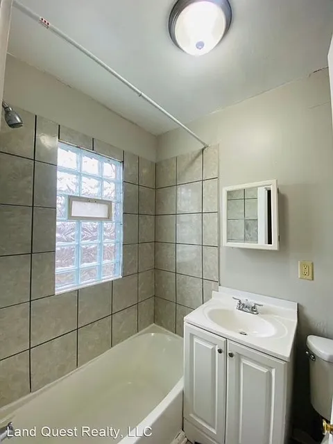 Cozy 1-Bed Apartment with Balcony and Fenced Yard — Photo 3