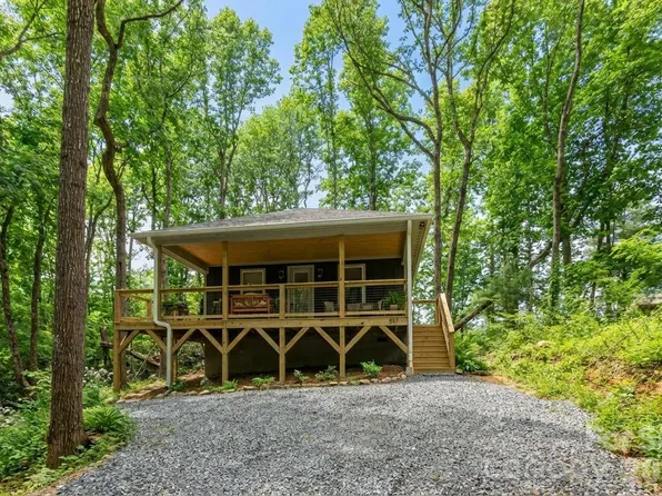 137 E Arbutus Trl, Hendersonville, NC 28792