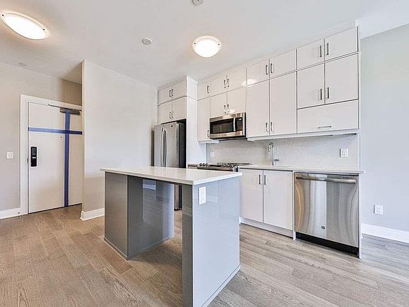 2nd image of 95 Dundas St W #3