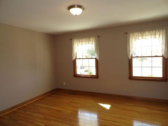 4th image of 30 Wallace Dr