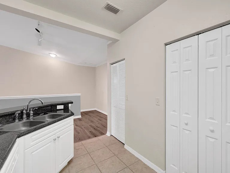 343 SE Rogers Ct — Photo 7