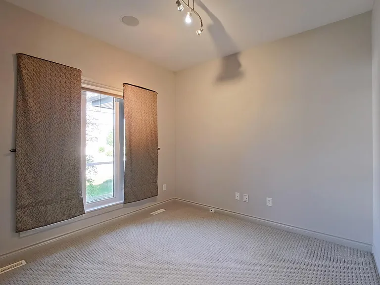 6162 Maynard Cres NW — Photo 3
