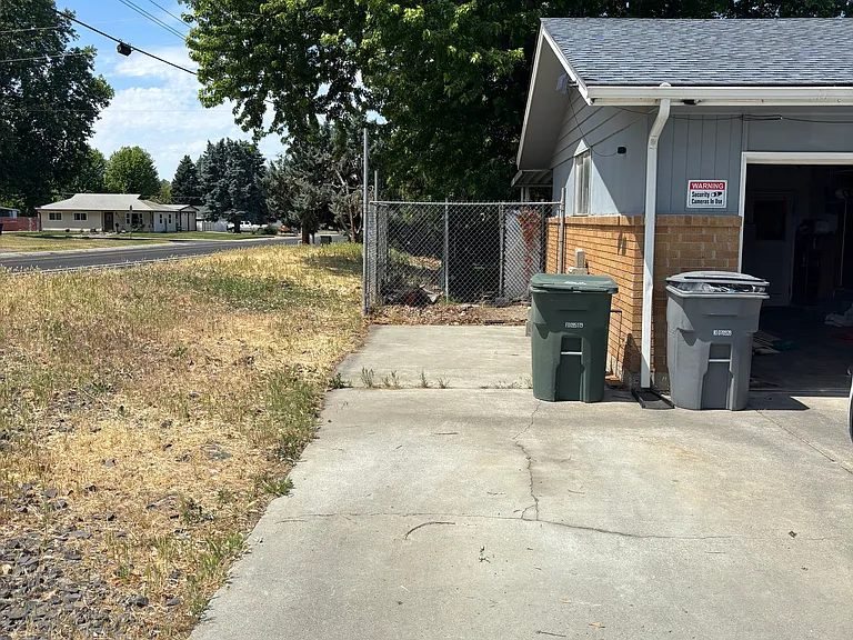 Alder Ave — Photo 4
