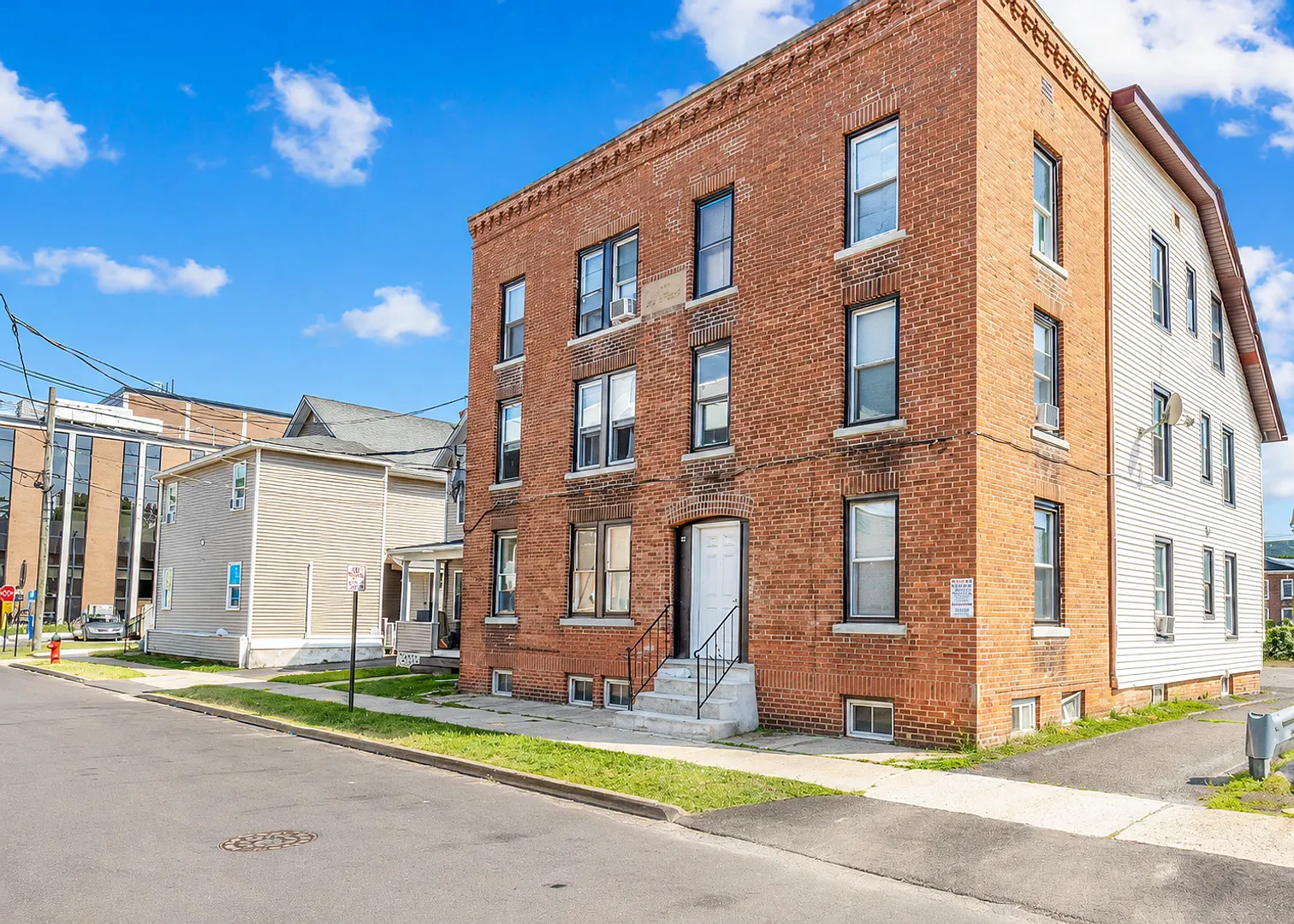 Modern 2-Bedroom Apartment for Rent - Bristol, CT — Photo 1