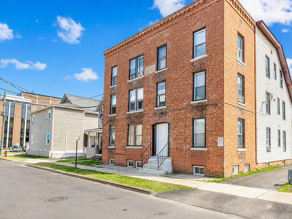 83 Meadow St #3E