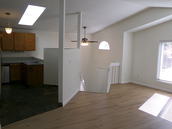 3rd image of 924 Queens Ct