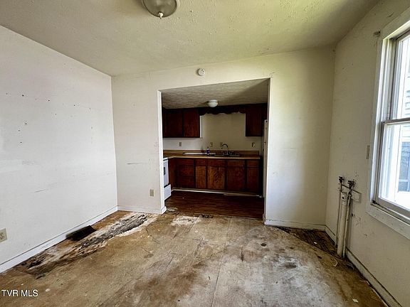 5th image of 209 E Ravine Rd