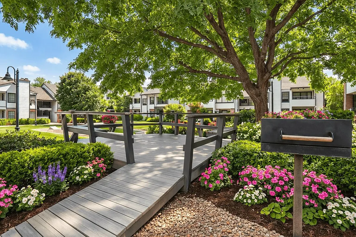 Building Photo - Country Club West