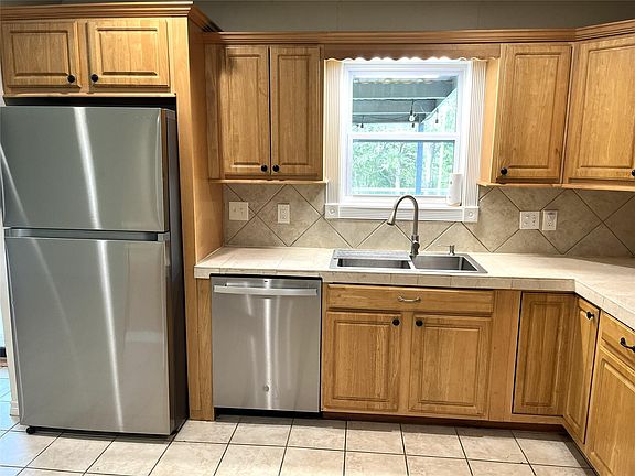 3rd image of 895 Lakeview Dr
