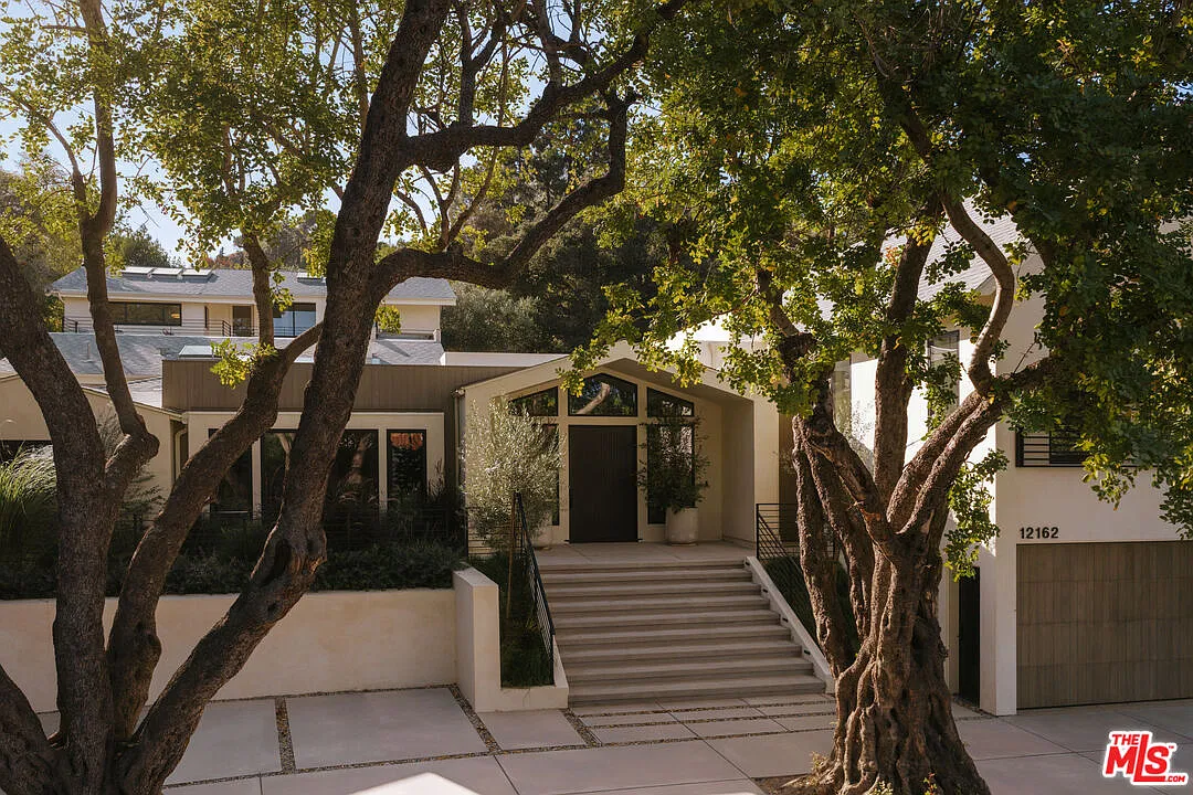5 bed, 5.5 bath, 6320 sqft, $30,000 — Photo 3