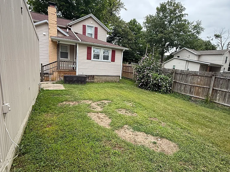 107 S Berrien St — Photo 3